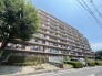 青空の下で静かに佇む重厚なフォルムが、街並みに落ち着いた調和をもたらしています。