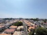 どこまでも広がる空の下、整然とした街並みが安らぎの景色として暮らしの背景に広がります。