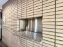 重厚な質感を湛えるタイル貼りの意匠が、日常の中に凛とした落ち着きと品格をもたらしています。