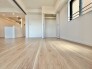木目の柔らかな質感が足元から広がり、心地よい静けさと穏やかな調和を感じさせる住空間です。