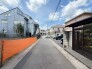 整然とした住宅街の中に位置し、穏やかで落ち着いた日常が流れる住環境です。
