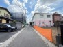 空が広く開放感を感じる、落ち着いた時間が流れる穏やかな住宅街の風景です。