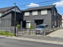 洗練された佇まいが街並みに静かに馴染み、落ち着いた暮らしの空気を醸し出しています。