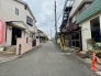 穏やかな日常の気配が漂う、落ち着いた佇まいの街並みが広がります。