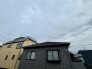 穏やかな空気が広がる住まいの外観が、心地よい日常の時間を静かに物語ります。