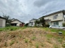周囲に建物が程よく調和した落ち着きのある空間が広がり心地よい時間が流れる現地