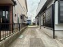建物が程よく距離を保ち、落ち着いた佇まいと静けさが漂う空間です