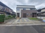 洗練された配色とすっきりとした佇まいが調和する、落ち着いた雰囲気の外観です。