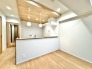 木の温もりを感じさせる天井のデザインがアクセントとなり、心地よい時間が流れる空間。