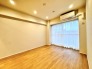 木の温もりが広がる床面とすっきりとした内装が心地よい寛ぎの空間を演出します