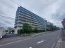緑豊かな植栽と整えられた外観が、穏やかな日常の始まりを予感させる佇まいです。
