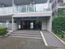 上質な石材調の意匠が訪れる人を穏やかに迎え入れる落ち着いた佇まいのエントランス