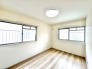 二面に窓をしつらえた開放的な空間は心地よい風と穏やかな時間を紡ぎ出します