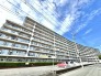 青空に映える堂々とした佇まいが、穏やかで安心感のある日常を物語ります。