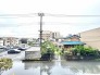 穏やかな空気が流れる周辺の街並みを見渡す心地よい眺望が広がります