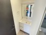 A号棟 ワイドなボウルにハンドシャワー水栓が付いた洗面化粧台。
