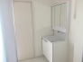 2号棟 三面鏡にハンドシャワー付き、 使いやすい洗面台。
