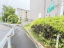 前面道路は歩道も整備され、小さなお子様にも安心です。
