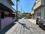 駐車が苦手な方にも嬉しい、前面６ｍ道路に面した住まい。
