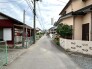 幅員の狭い道ですが、車通りの少ない住宅街に立地してます。
