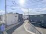 車通りの少ない閑静な住宅地、のびのびした子育てに適します。
