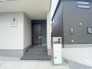 ポーチのついた新築分譲物件。玄関の印象はいかがでしょうか？入口からご覧ください。

