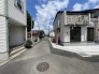 幅員の狭い道ですが、車通りの少ない住宅街に立地してます。
