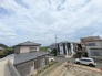 住宅街の中の一戸建て、あたりはほとんど住宅です。
