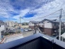 前面の住まいとの距離感があるから、圧迫感を感じません。
