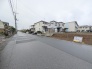 B号地 車通りの少ない閑静な住宅地、のびのびした子育てに適します。
