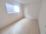 今からここを誰のお部屋にしようか、そんな洋室。大きさは6帖です。
