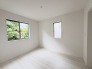 新築の木の匂いのする室内。写真では伝わらないので、ぜひ現地でお確かめください。
