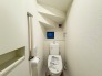 トイレはやっぱり白が１番落ち着きますね。もちろん衛生面でも嬉しいウォシュレット機能付きです。
