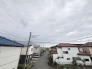住宅街の中の一戸建て、あたりはほとんど住宅です。
