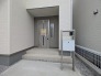 ポーチのついた新築分譲物件。玄関の印象はいかがでしょうか？入口からご覧ください。
