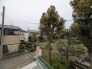 ゆったりとした緑地の多い立地ならでは！緑に包まれた環境です。
