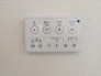 2号棟 お掃除らくらく。便座脇の操作盤をなくした、リモコンタイプのお手洗い。
