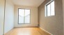 2号棟 ベースカラーと異なった配色の壁紙を使用。ちょっとお部屋の雰囲気が変わります。
 2025/12/14m