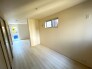 将来的には間仕切りして２部屋に変更可能な洋間。成長に合わせた間取り変更が可能なタイプ。
