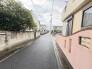 B号地 幅員の狭い道ですが、車通りの少ない住宅街に立地してます。
