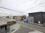 前面の住まいとの距離感があるから、圧迫感を感じません。
