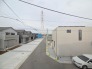 車通りの少ない閑静な住宅地、のびのびした子育てに適します。
