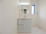2号棟 洗面化粧台は清潔感の漂うホワイトをベースカラーに、シンプルなデザインで。
 2025/10/20m
