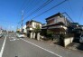 駐車が苦手な方にも嬉しい、前面６ｍ道路に面した住まい。

