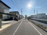 駐車が苦手な方にも嬉しい、前面６ｍ道路に面した住まい。
