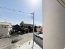前面の住まいとの距離感があるから、圧迫感を感じません。

