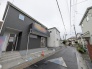 幅員の狭い道ですが、車通りの少ない住宅街に立地してます。
