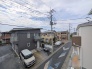 住宅街の中の一戸建て、あたりはほとんど住宅です。
