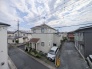 空が広く感じられる、穏やかな時間が流れる住宅街の風景。日々の暮らしに寄り添う落ち着いた環境です。
