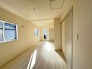 1号棟 将来的には間仕切りして２部屋に変更可能な洋間。成長に合わせた間取り変更が可能なタイプ。
